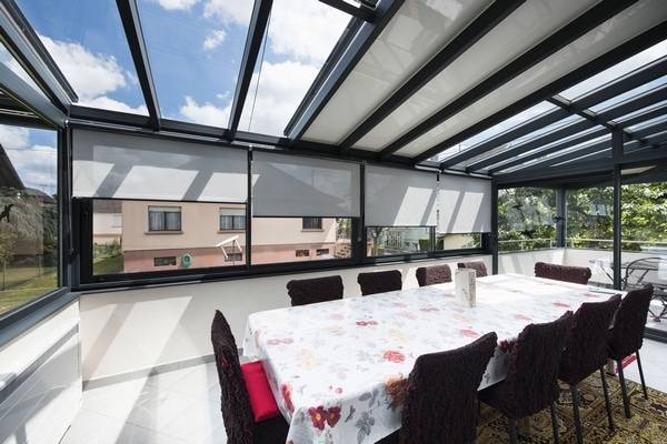 veranda-gris-stores-salle-a-manger