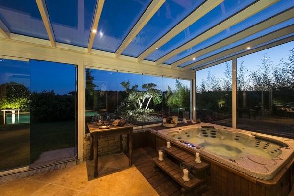 veranda-blanc-toit-vitre-jacuzzi-leds