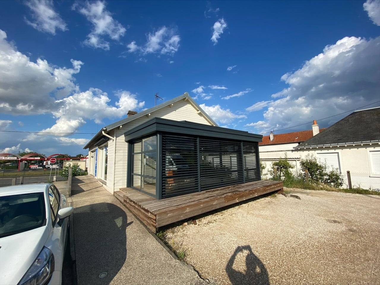 Véranda moderne et élégante avec vue extérieure sur terrasse en bois