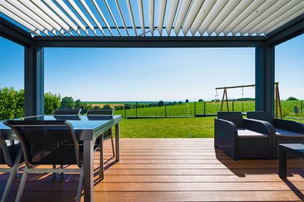 article-vérandier-pergola-855x570 pergola-lames-orientables-gris-anthracite-terrasse-salon-de-jardin