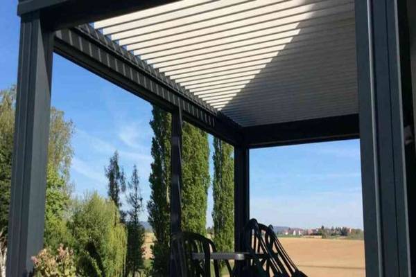 pergola-lames-orientables-gris-anthracite-terrasse-salon