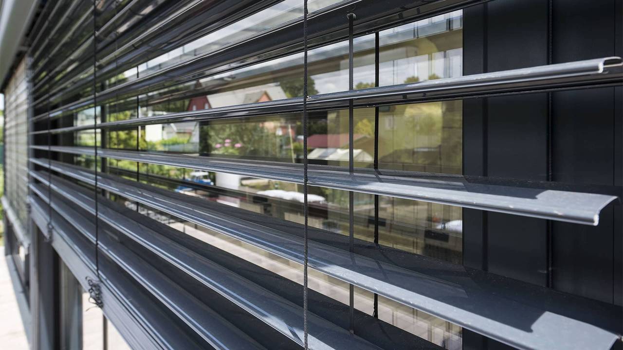 BSO_1920 Stores en aluminium modernes sur une véranda élégante et lumineuse