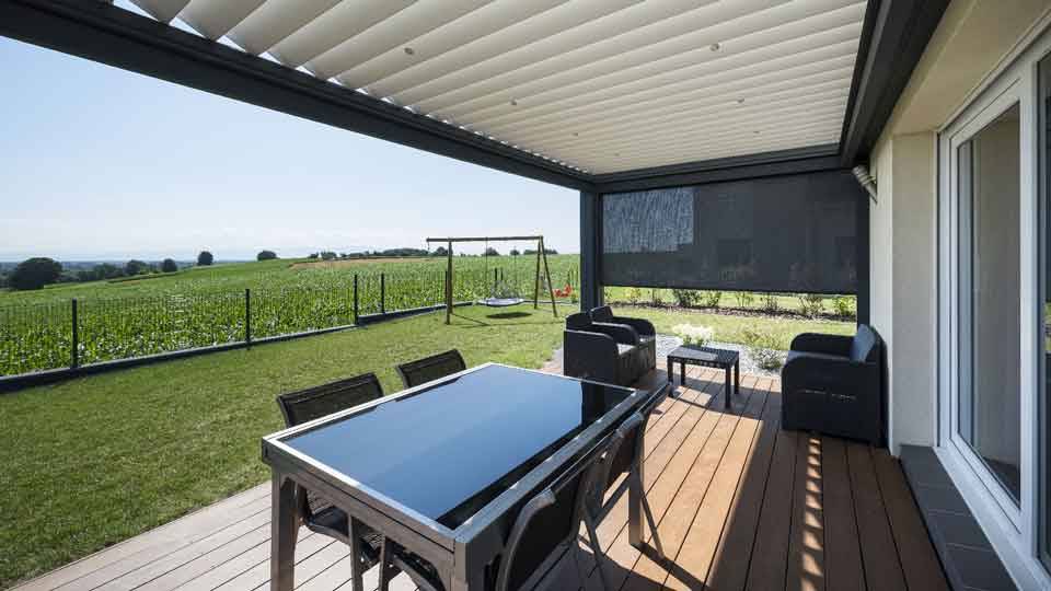 pergola-lames-orientables-gris-anthracite-terrasse-salon-de-jardin-stores