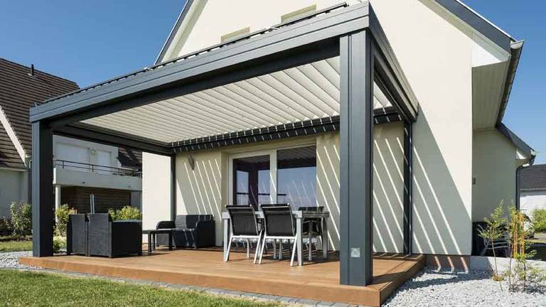 coin-detente-2 pergola-lames-orientables-gris-anthracite-terrasse-salon-de-jardin-stores