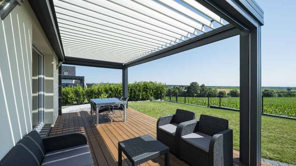 pergola-lames-orientables-gris-anthracite-terrasse-salon-de-jardin-stores