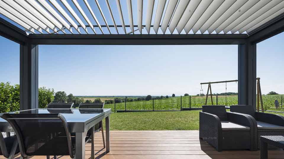 pergola-lames-orientables-gris-anthracite-terrasse-salon-de-jardin-stores