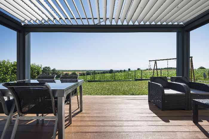 coin-detente-flex pergola-lames-orientables-gris-anthracite-terrasse-salon-de-jardin-stores
