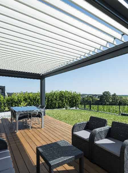 pergola-lames-orientables-gris-anthracite-terrasse-salon-de-jardin-stores