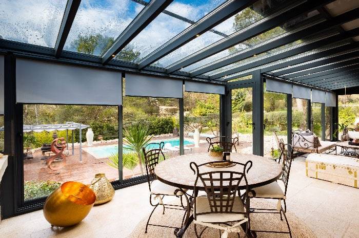 veranda-toit-vitre-gris-anthracite-stores-salon-salle-a-manger-decorations