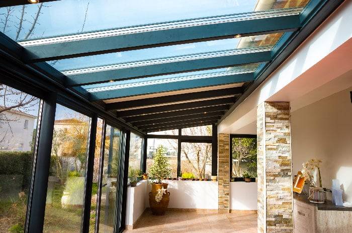 veranda-toit-vitre-gris-anthracite-salle-a-manger