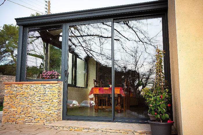 veranda-toit-vitre-gris-anthracite-salle-a-manger
