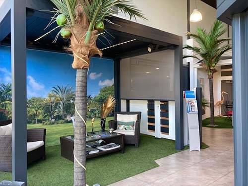 Pergola moderne avec espace de détente aménagé et environnement tropical