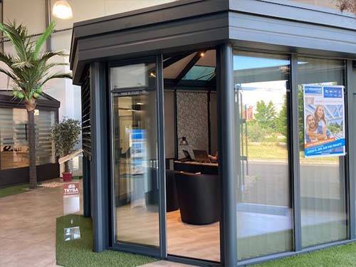 Véranda moderne avec panneaux de verre et structure en aluminium élégant