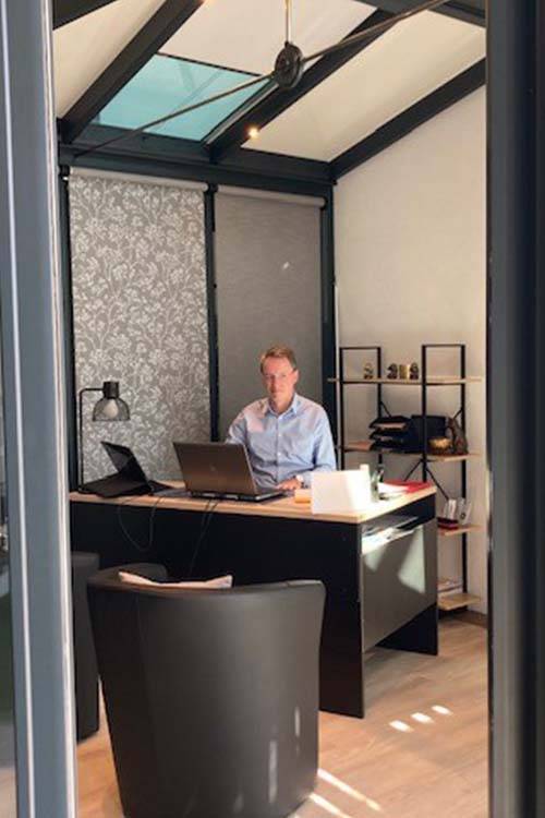 Bureau moderne aménagé dans une véranda lumineuse ensoleillée