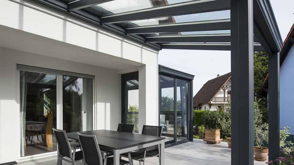 pergola-veranda-toit-vitre-stores-gris-anthracite