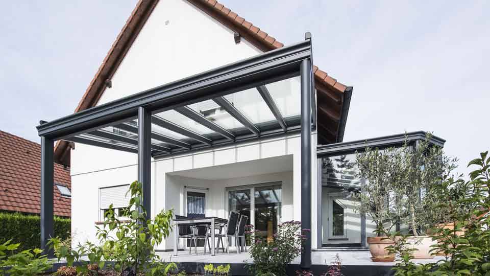 pergola-veranda-toit-vitre-stores-gris-anthracite