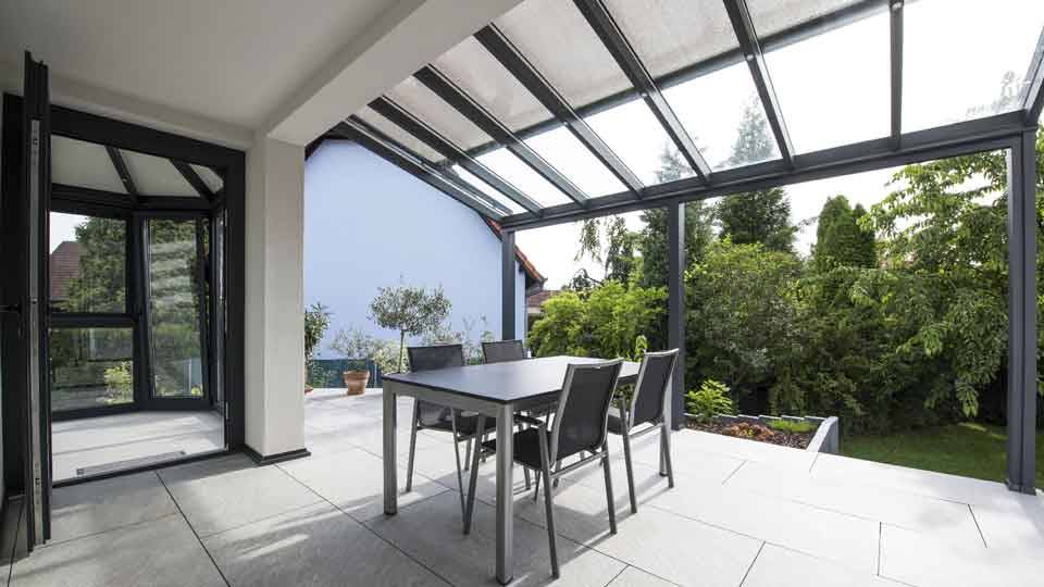 pergola-veranda-toit-vitre-stores-gris-anthracite