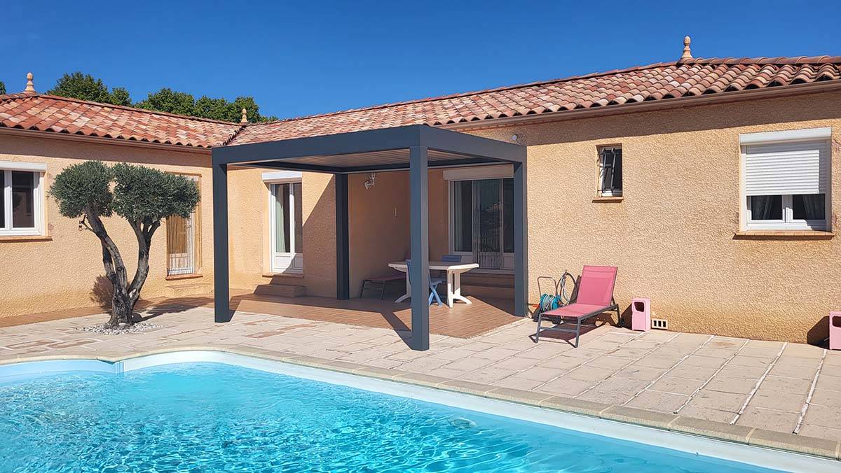 realisation nimes pure line 2 Pergola moderne en aluminium près de la piscine d'une maison