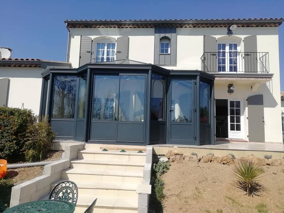Véranda sur une maison avec escalier et vue sur jardin