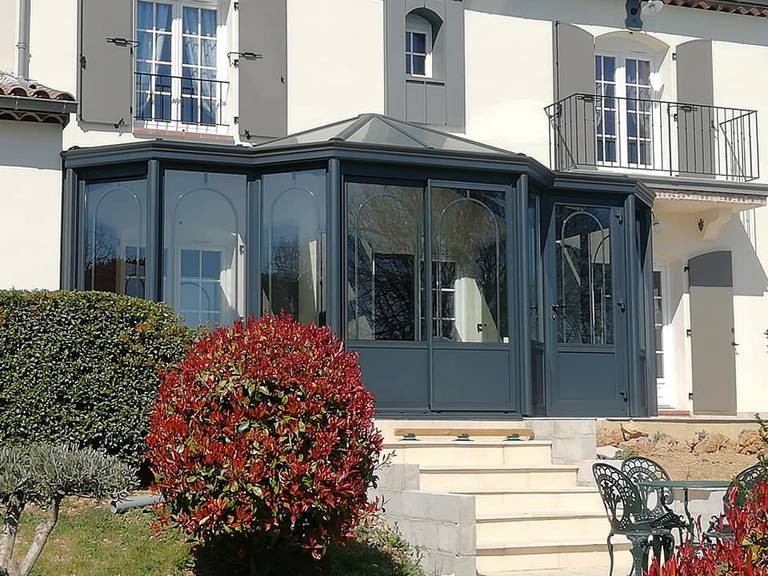 REF REYBOIS 11 Véranda élégante en aluminium attachée à une maison moderne