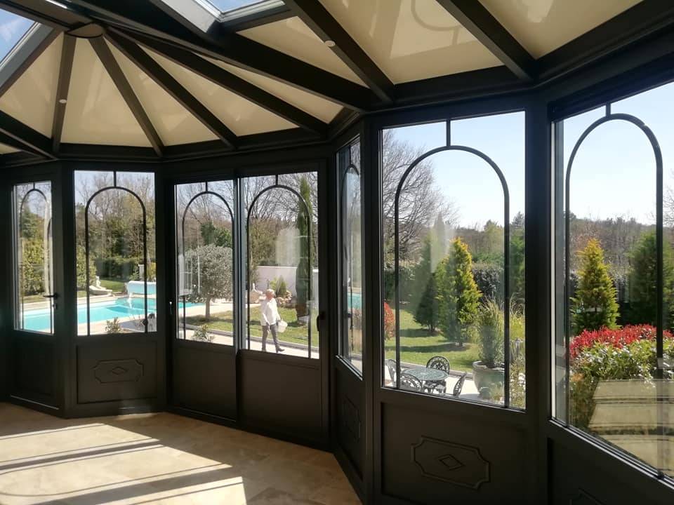 REF REYBOIS 2 Véranda moderne avec vue sur jardin et piscine