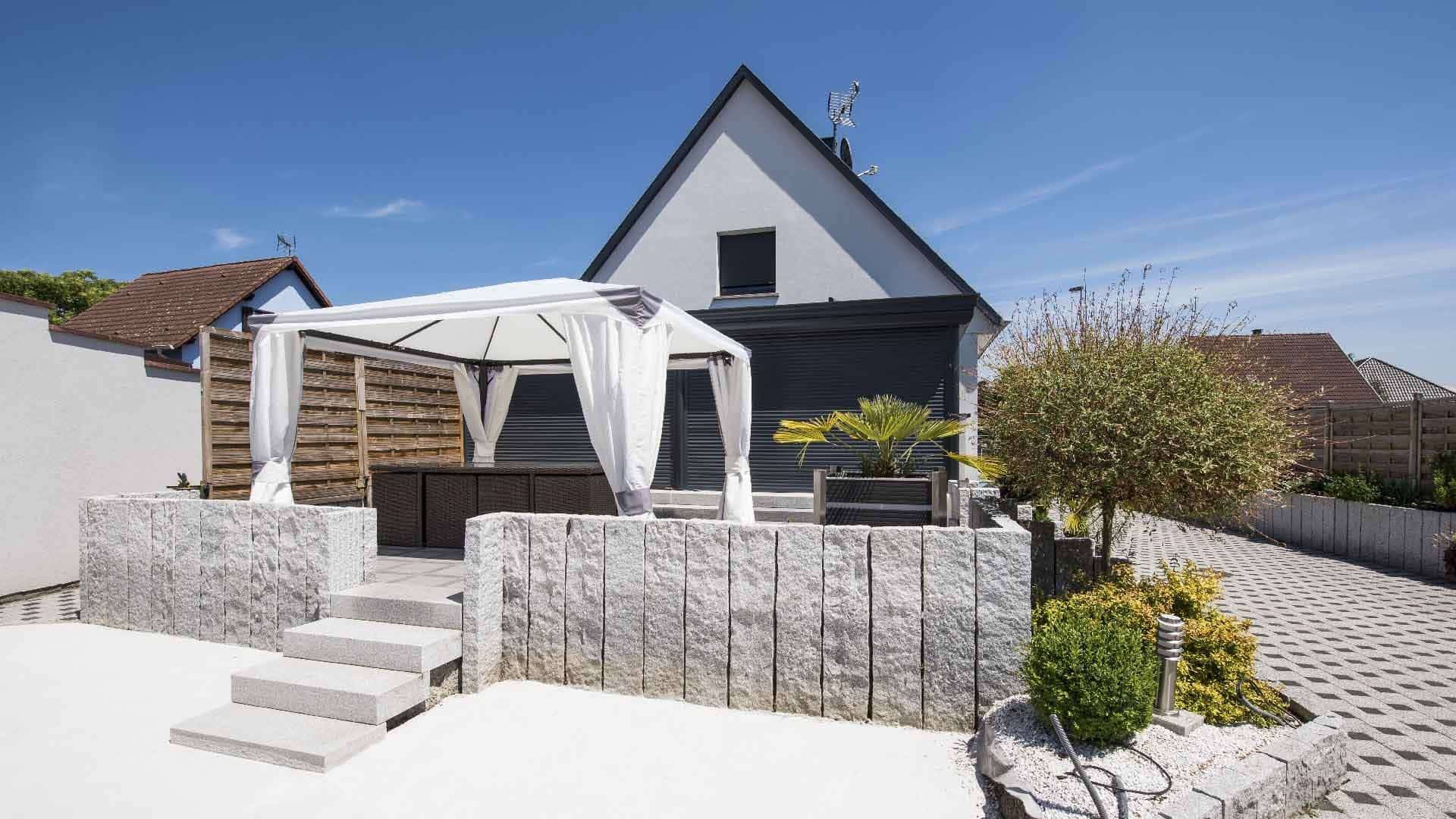 veranda-toit-vitre-gris-anthracite-salon-stores