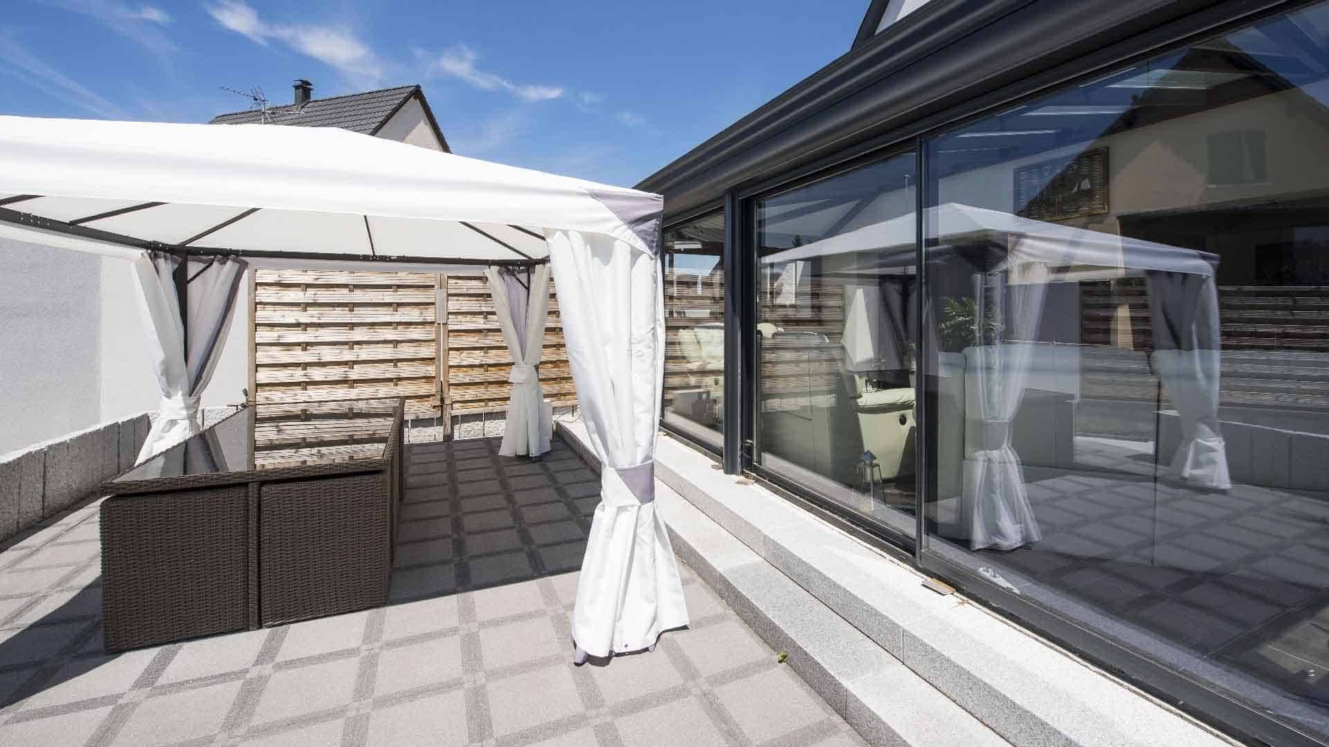 veranda-toit-vitre-gris-anthracite-salon