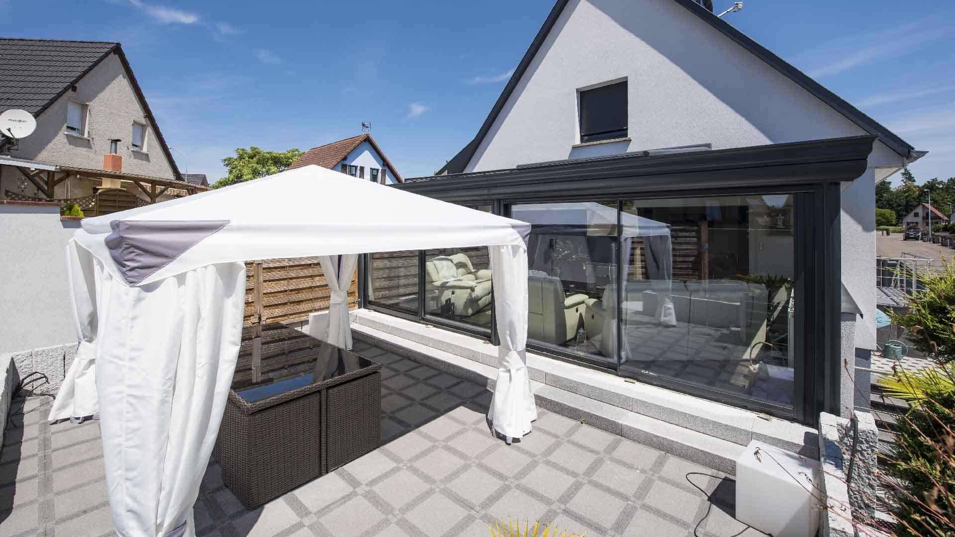 veranda-toit-vitre-gris-anthracite-salon