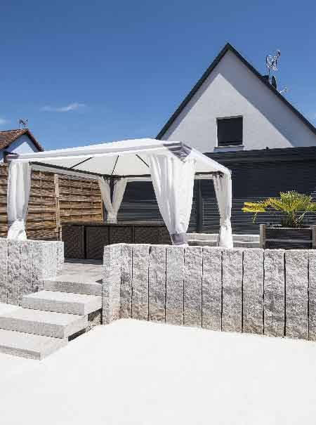 Salle-de-sejour-pergola_miniature veranda-toit-vitre-gris-anthracite-salon-stores