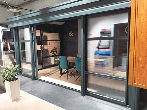 Véranda moderne en aluminium avec grandes baies vitrées pour espace extérieur
