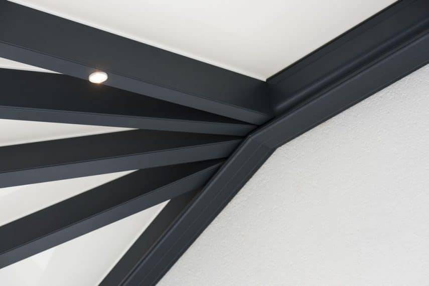 Vue intérieure d'une pergola moderne avec éclairage intégré