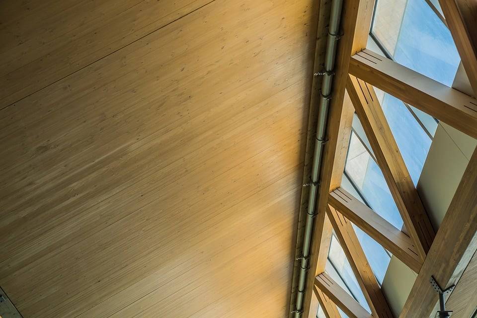structure-1122362_960_720-1_photo4 Plafond en bois d'une véranda moderne avec grandes fenêtres