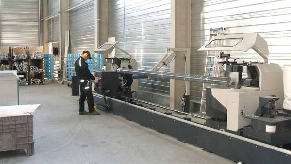Usine_Verandier2 Fabrication industrielle de pergolas en aluminium dans un atelier moderne