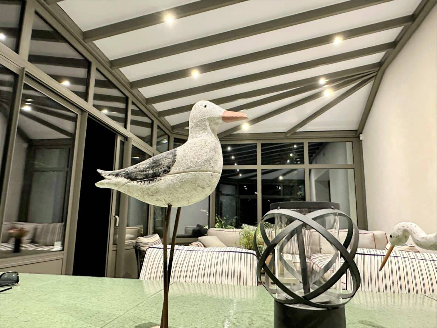 Véranda moderne avec décoration intérieure élégante et lumineux