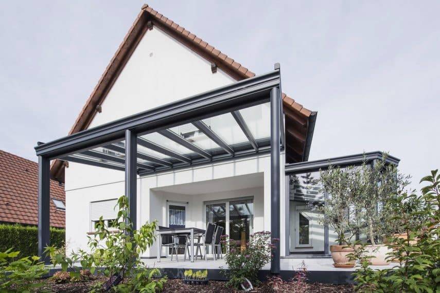 pergola-veranda-toit-vitre-stores-gris-anthracite