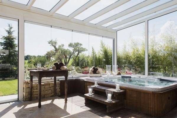 veranda-TRYBA-le-verandier-0060-855x570 veranda-blanc-toit-vitre-jacuzzi-leds