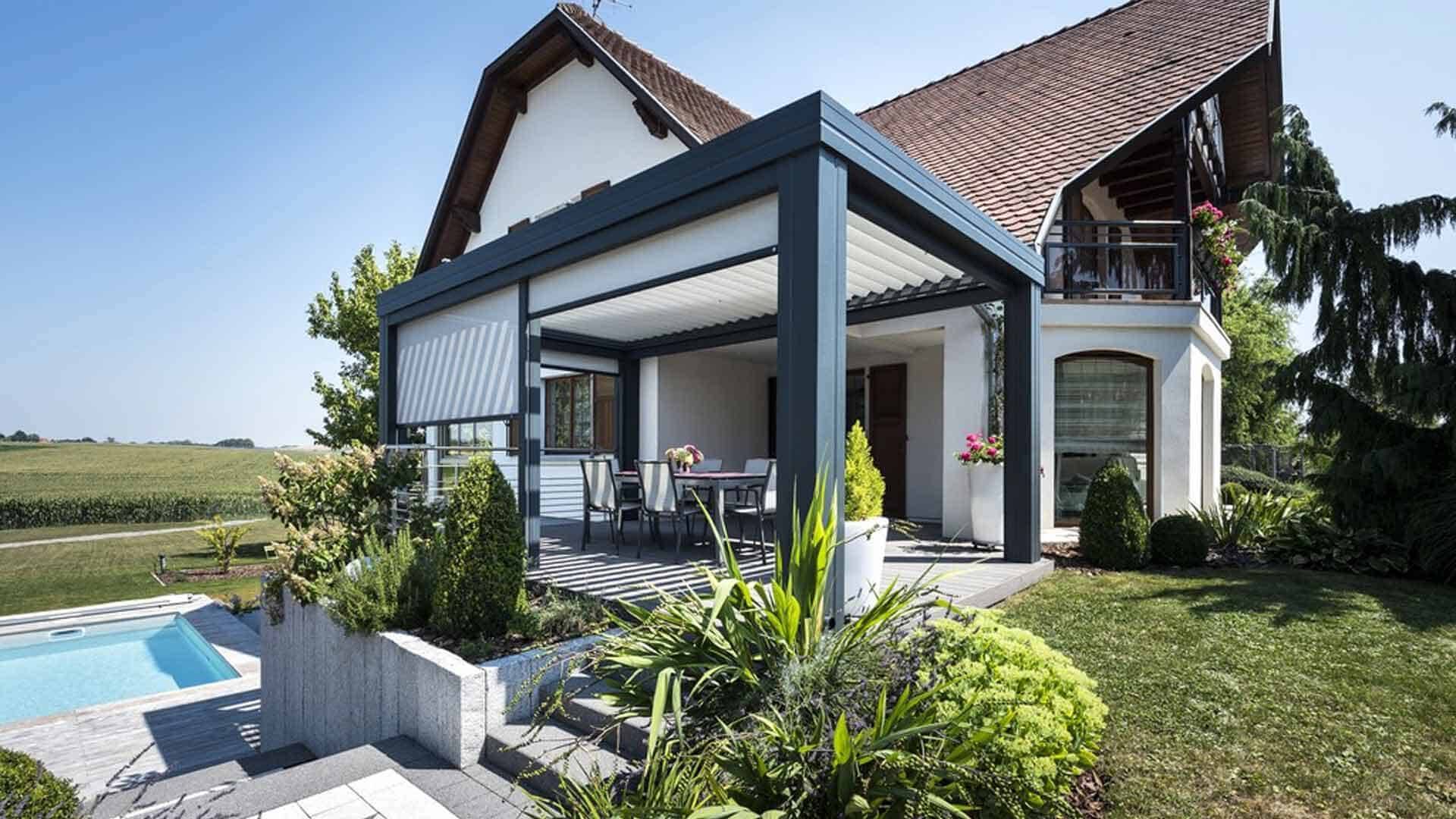 pergola-lames-orientables-stores-piscine-gris-anthracite