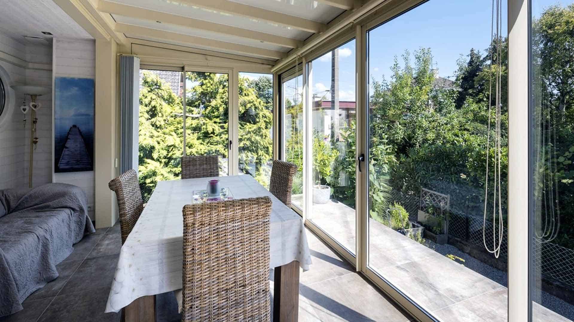 veranda-pergola-deux-en-un-blanc-salon-salle-a-manger