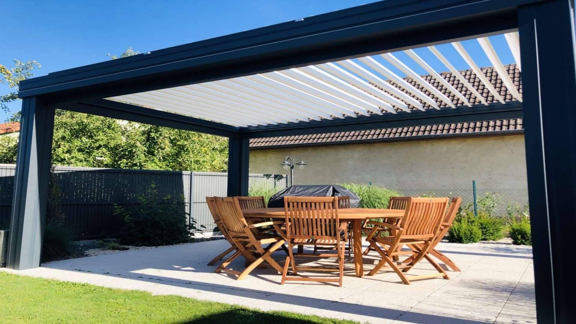 pergola-lames-orientables-gris-anthracite-jardin