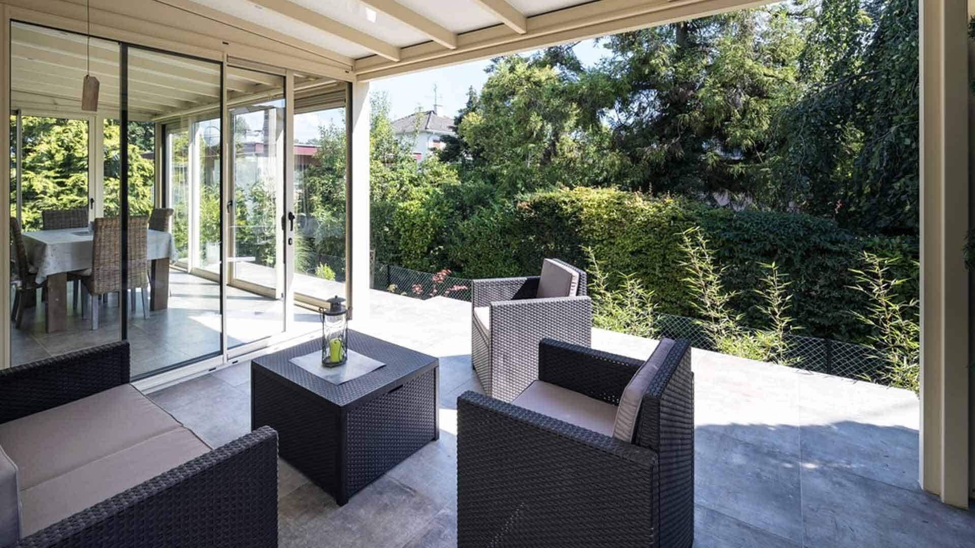 veranda-pergola-deux-en-un-blanc-salon-salle-a-manger
