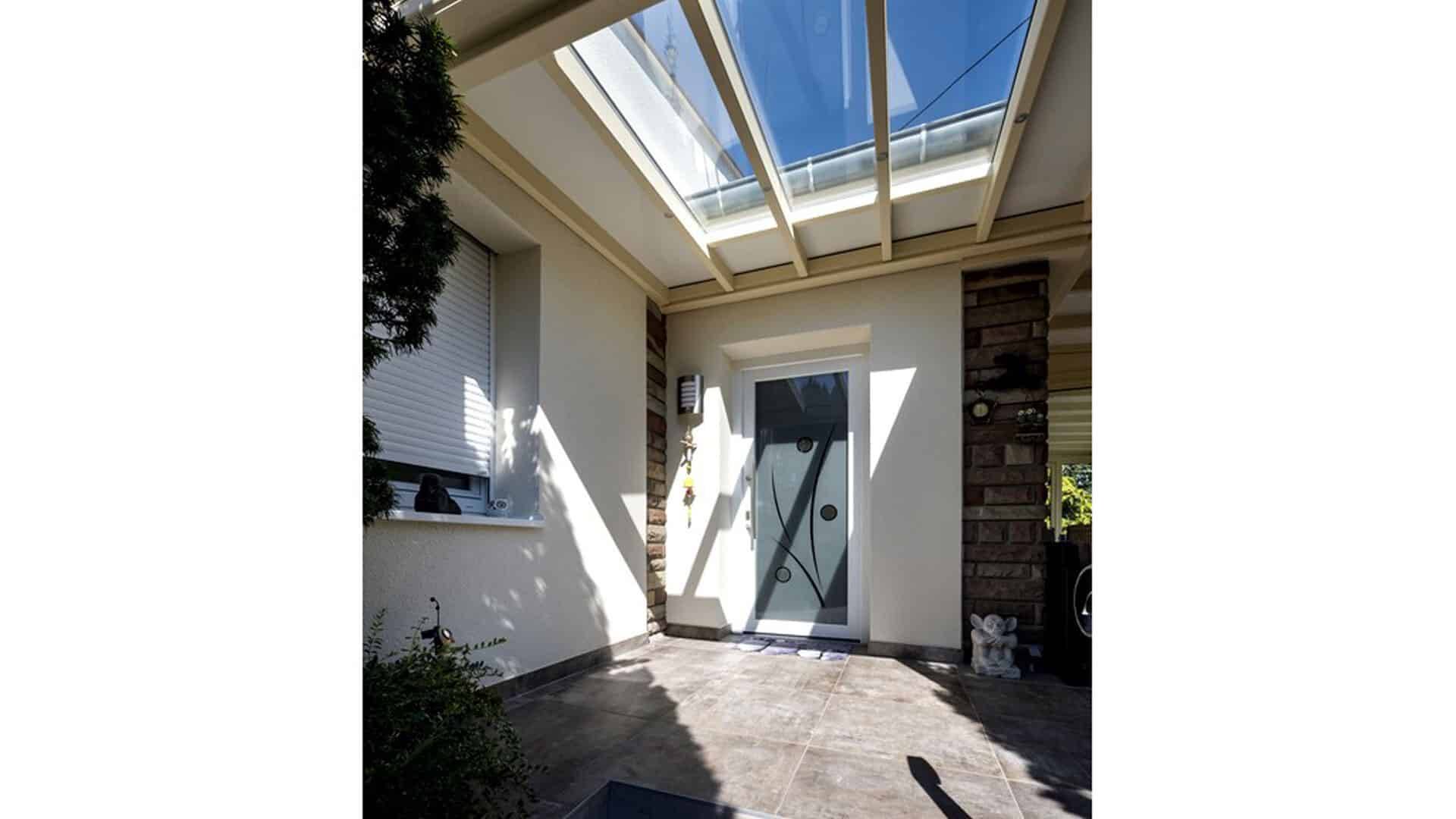 Entrée de maison avec véranda moderne et lumineuse en verre