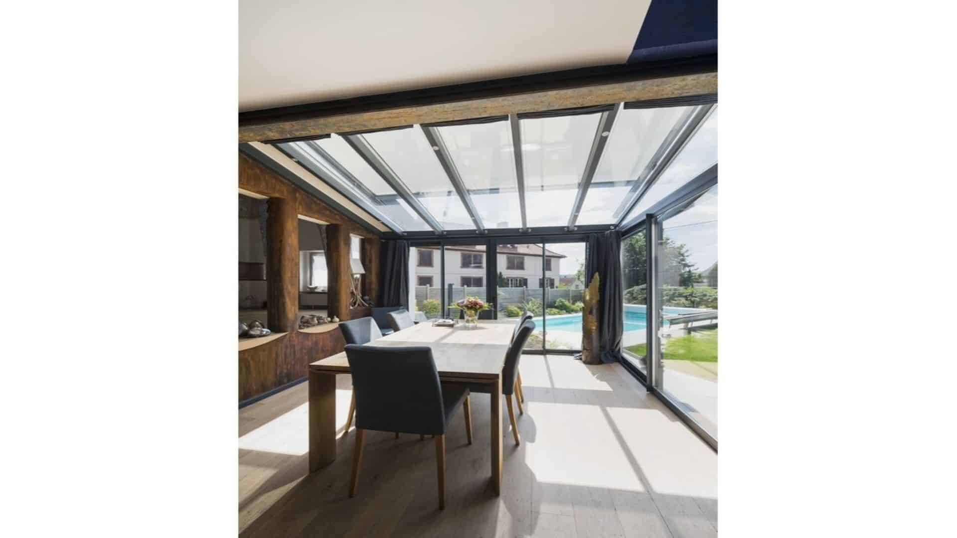 veranda-gris-anthracite-toit-vitre-salle-a-manger
