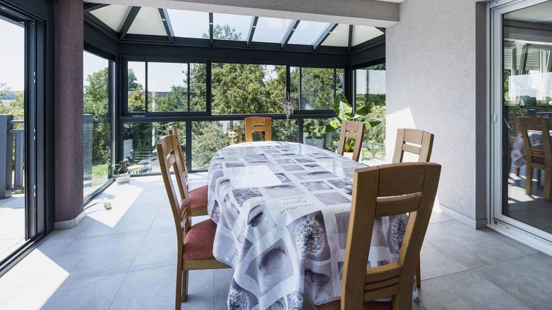 veranda-salle-a-manger-gris-anthracite-integree-a-la-maison-toit-vitre
