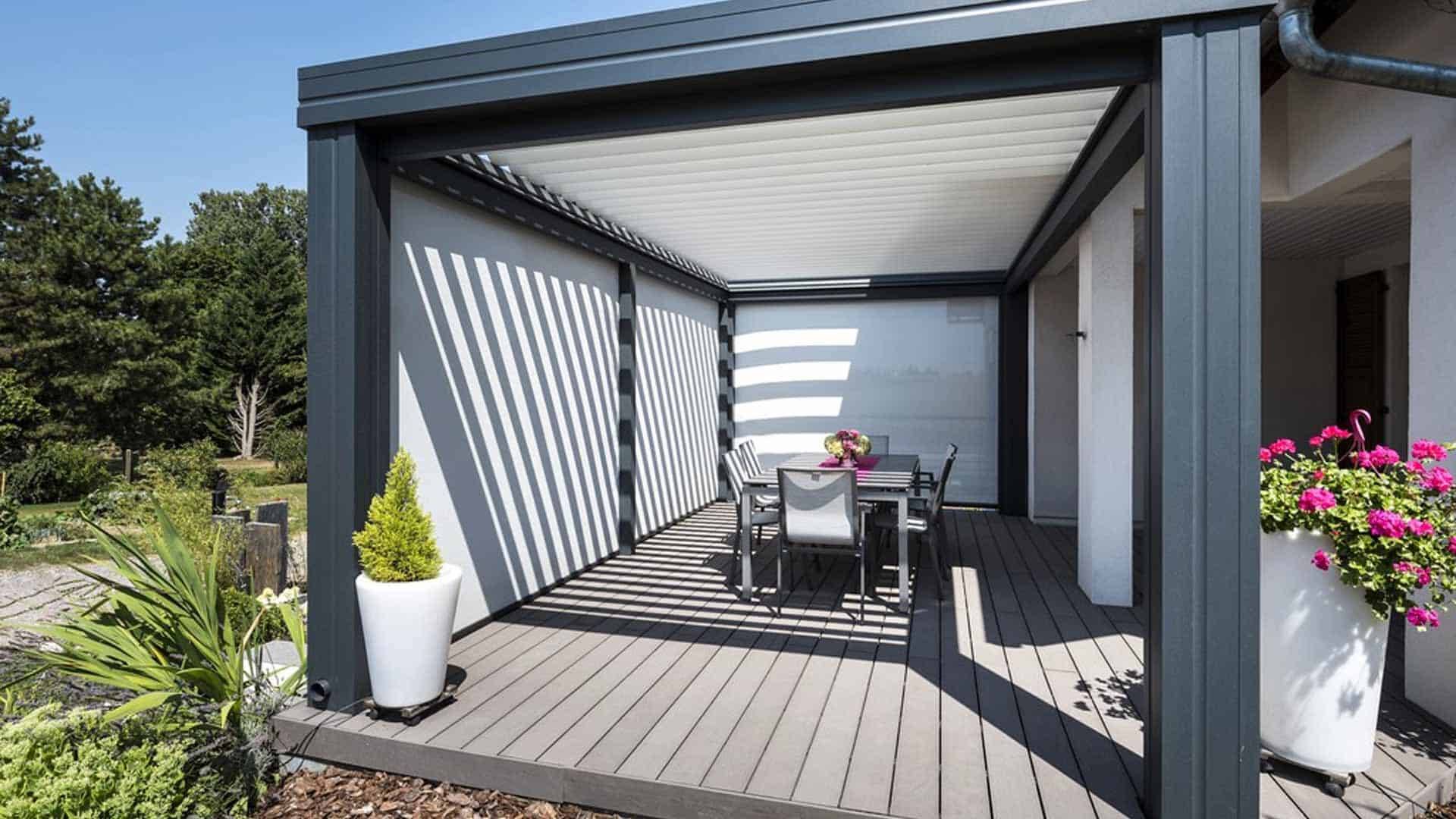 pergola-lames-orientables-stores-piscine-gris-anthracite