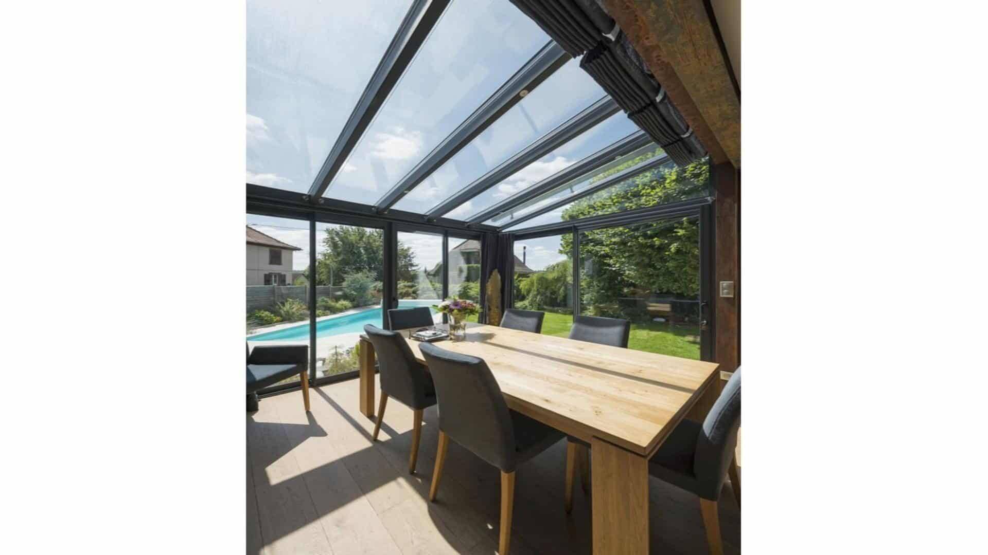 veranda-gris-anthracite-toit-vitre-salle-a-manger