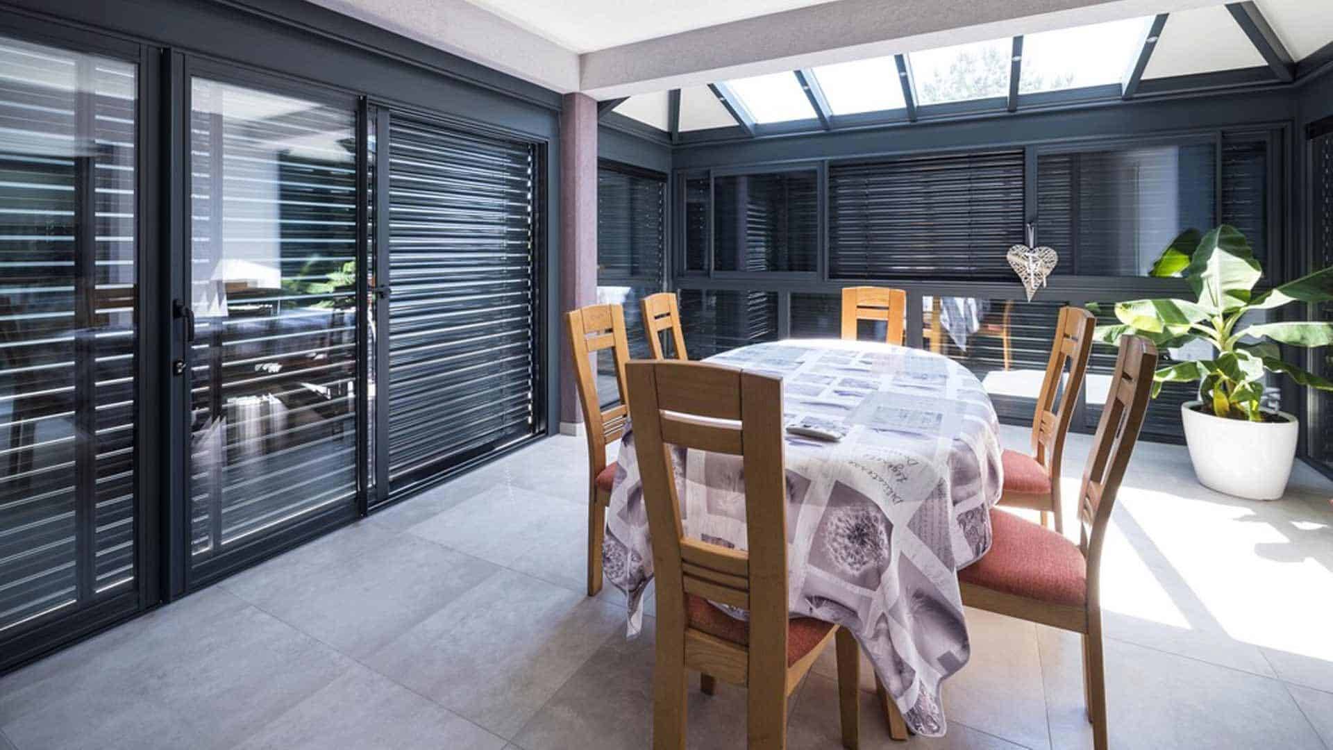 veranda-salle-a-manger-gris-anthracite-integree-a-la-maison-toit-vitre-stores