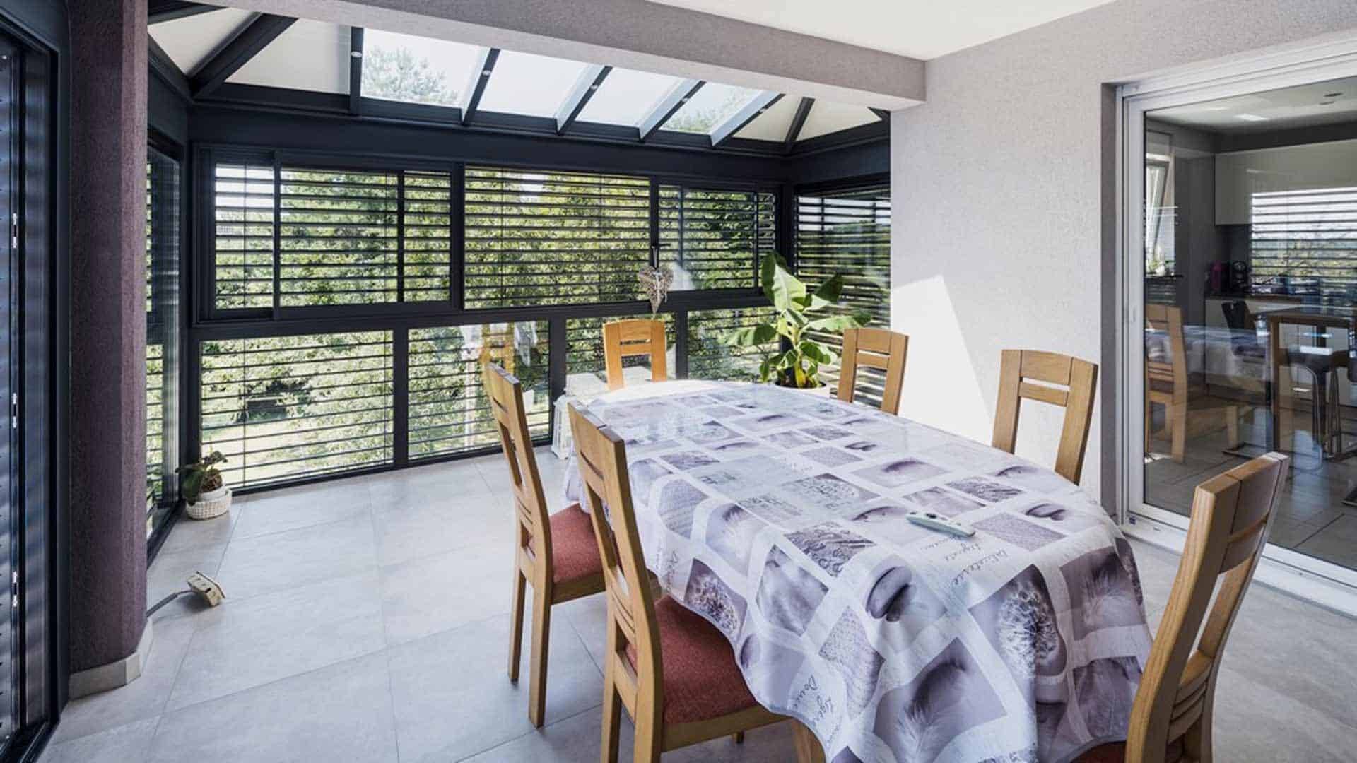 veranda-salle-a-manger-gris-anthracite-integree-a-la-maison-toit-vitre-stores