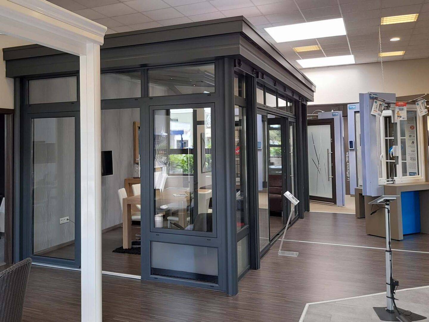 Véranda moderne en aluminium exposée dans un showroom lumineux