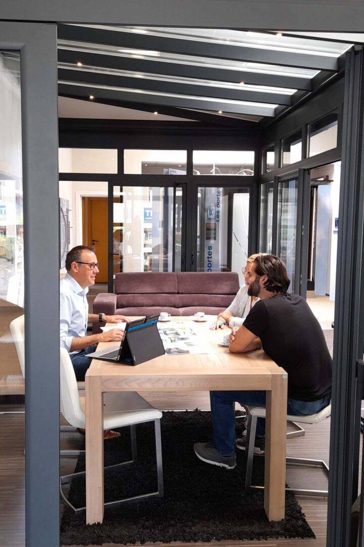 Réunion sous une véranda moderne avec lumière naturelle abondante