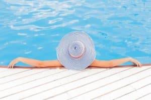im1 Femme se relaxant au bord d'une piscine turquoise